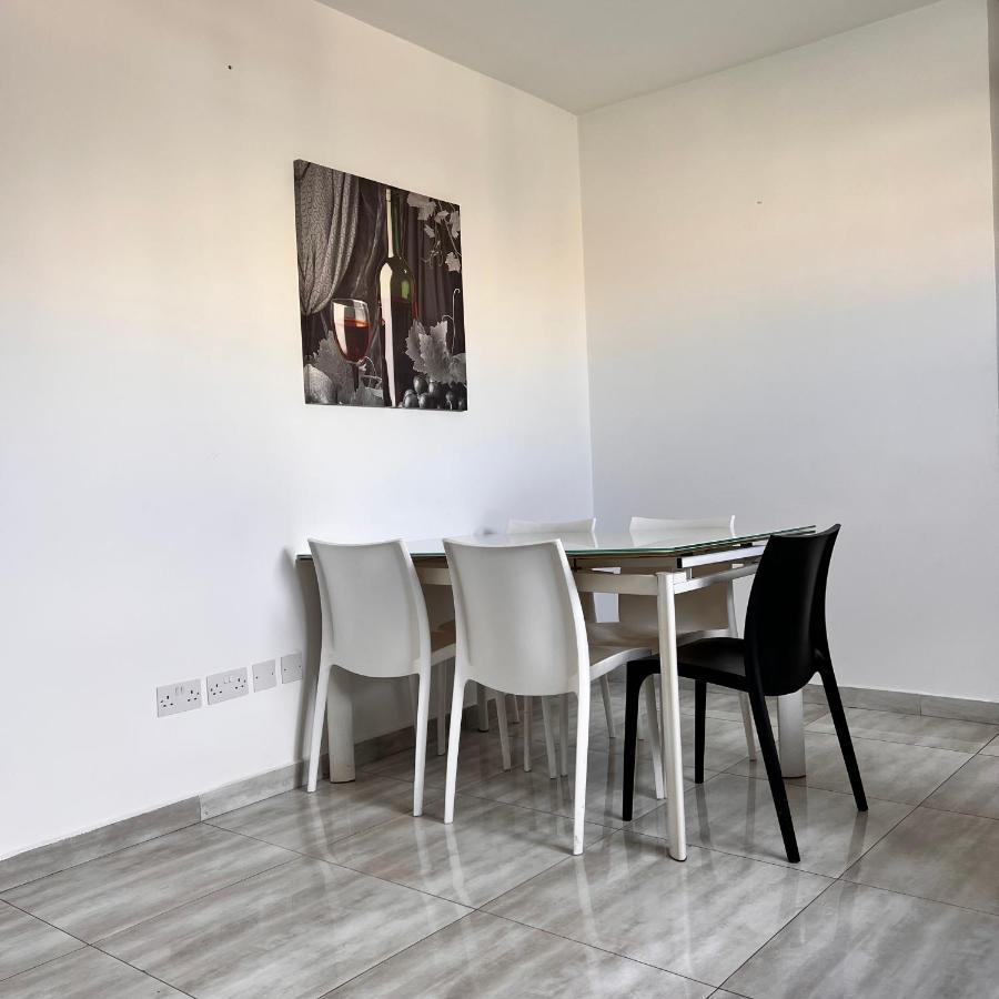 F3 Room 2, Private Room Two Single Beds Shared Bathroom Мсида Екстериор снимка